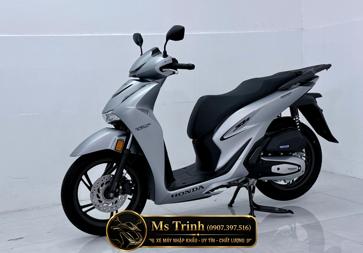 Logo Honda CNC nổi trên lườn Honda SH150i HMR màu bạc Honda SH150i nhập Ý màu bạc với logo Honda kim loại tại phần lườn