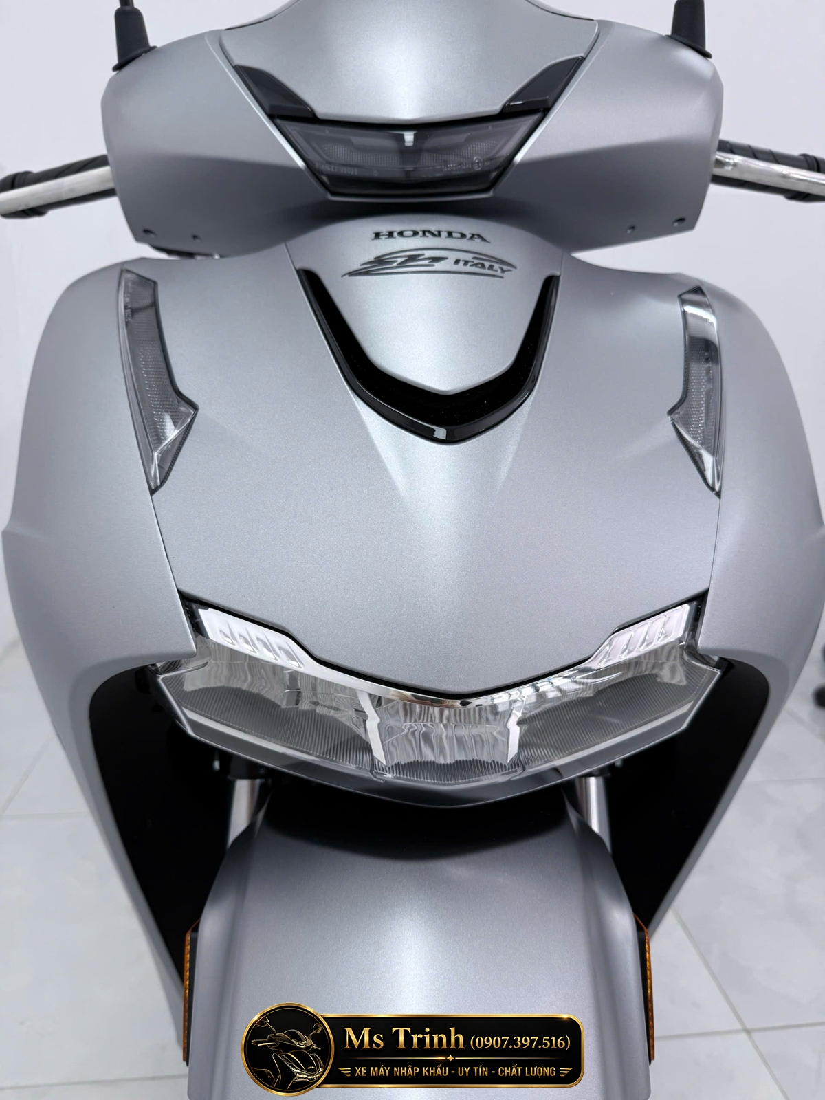 Đầu xe Honda SH150i HMR màu bạc với hệ thống đèn LED Cụm đèn LED phía trước Honda SH150i Special Edition nhập Ý màu bạc