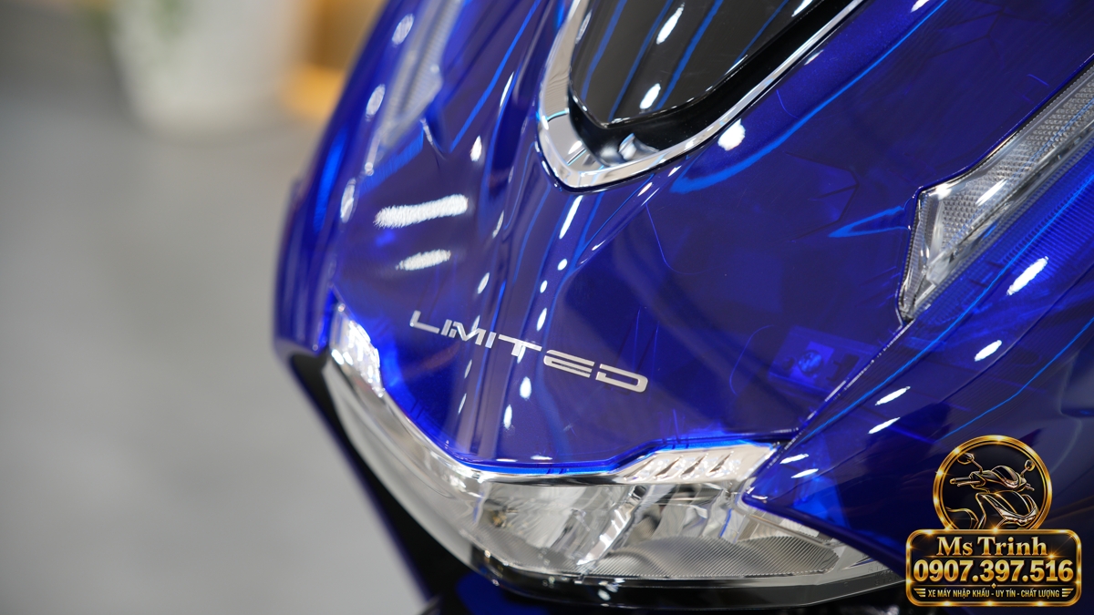 Mặt nạ Honda SH150 Ý Vetro Blue 2027 có chi tiết chữ Limited phía trên cụm đèn trước