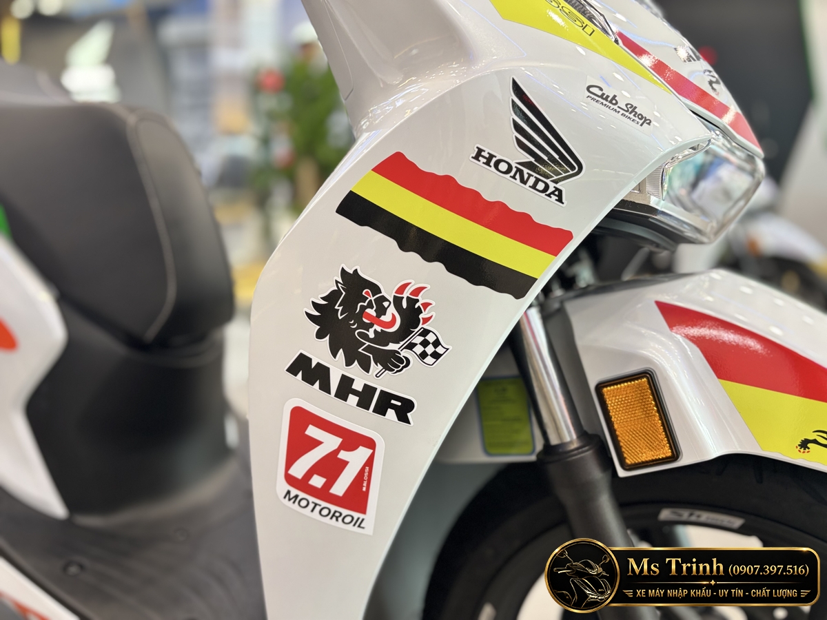 Chi tiết tem Honda, MHR và MotorOil trên ốp trước Honda SH150 Ý custom Malossi Chi tiết tem Honda, MHR và MotorOil trên ốp trước Honda SH150 Ý custom Malossi